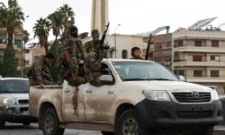 المرصد السوري: مسلحون يبيدون رجال عائلة في حمص والعمليات العسكرية تعتقل قاضياً وأبناءه